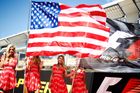 Půvabné grid girls byly v příjemném texaském podzimu oblečené do červených šatů. A jak se na zemi patriotů sluší, byla na čestném místě americká vlajka.