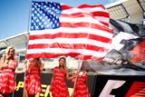 Půvabné grid girls byly v příjemném texaském podzimu oblečené do červených šatů. A jak se na zemi patriotů sluší, byla na čestném místě americká vlajka.