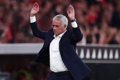 Jako čertík z krabičky. Mourinha hned naštvali rozhodčí, při domácí premiéře neuspěl