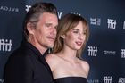 Ethan Hawke natočil film o autorce, která podporovala segregaci. Hraje ji jeho dcera