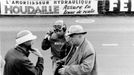 Piloti John Cooper Fitch a Pierre Levegh a šéf týmu Mercedes Alfred Neubauer v závodě 24 hodin Le Mans 1955