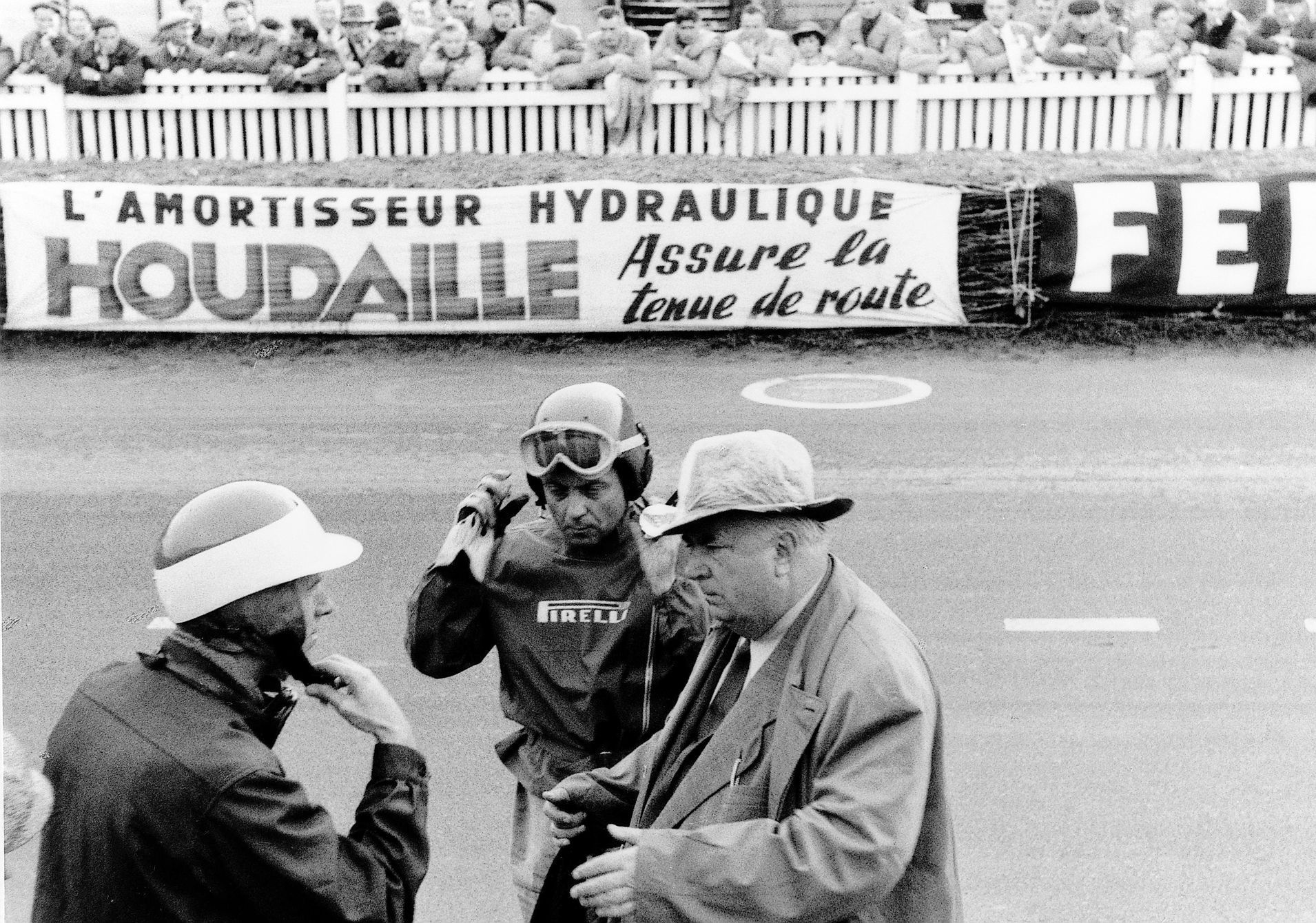 Piloti John Cooper Fitch a Pierre Levegh a šéf týmu Mercedes Alfred Neubauer v závodě 24 hodin Le Mans 1955