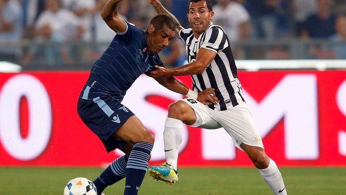 Carlos Tévez z Juventusu v souboji s římským Diasem.