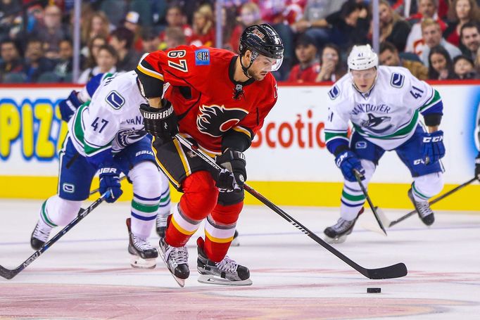 Michael Frolík v barvách Calgary Flames.