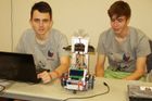 Kvůli lepším výsledkům v mezinárodním klání robotů přešli pardubičtí studenti od stavebnic k výrově robotů vlastní konstrukce.