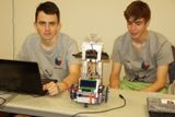 Kvůli lepším výsledkům v mezinárodním klání robotů přešli pardubičtí studenti od stavebnic k výrově robotů vlastní konstrukce.