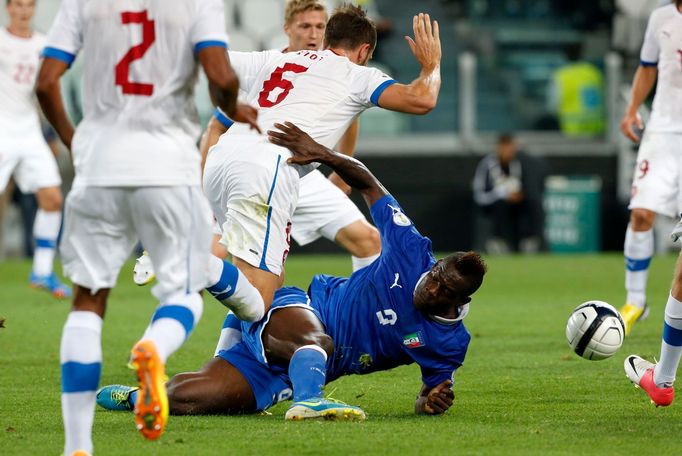 Fotbal, kvalifikace MS: Itálie - Česko: Mario Balotelli (v modrém) - Tomáš Sivok