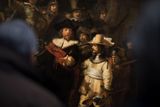 Návštěvníci si prohlížejí detail Rembrandtovy Noční hlídky.