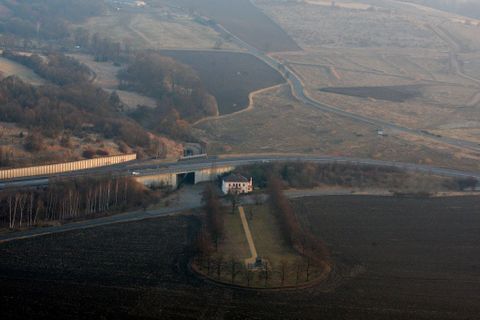 Letem nad Českým středohořím a dálnicí D8