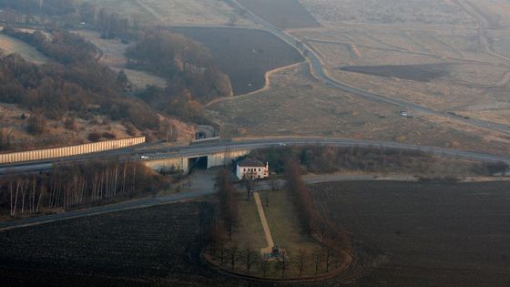 Foto: Stavba dálnice stojí, dělníci narazili na uhlí