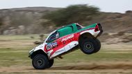 Dakar není dávno čistě ženskou záležitostí, takhle skáče paraguayská Amazonka Andrea Lafarjaová v Toyotě.