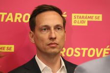 Hvězda nenápadného muže stoupá vzhůru. Teď jej otestují Černochová, Havlíček i Hřib