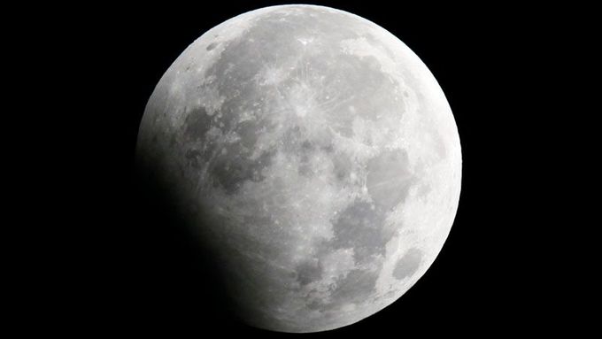 Starý rok se rozloučil exkluzivně: Částečným zatměním Měsíce