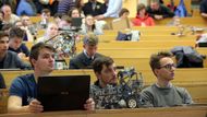 Každý tým může použít při řešení soutěžní úlohy pouze díly ze základní soupravy stavebnice Lego Mindstorms.