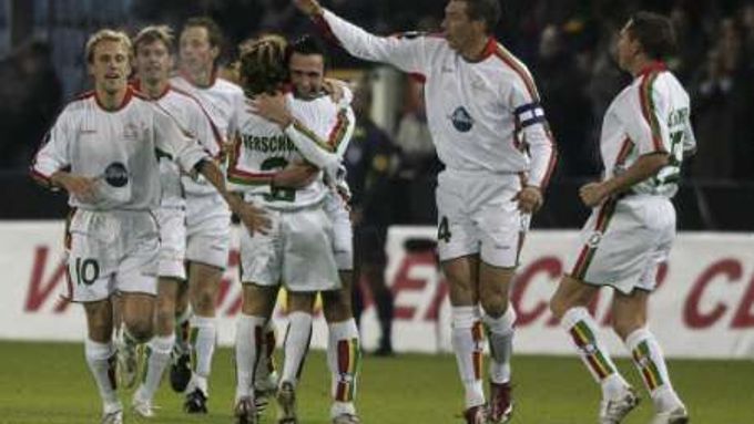 Hráči belgického Waregemu se radují z gólu v síti pražské Sparty ve 2. kole základní skupiny Poháru UEFA.