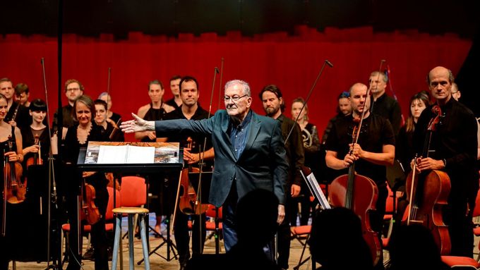 Orchestr Ostravská banda byl založen Petrem Kotíkem v roce 2005. Členy jsou mladí instrumentalisté z Evropy a USA, kteří se zaměřují na interpretaci soudobé hudby.