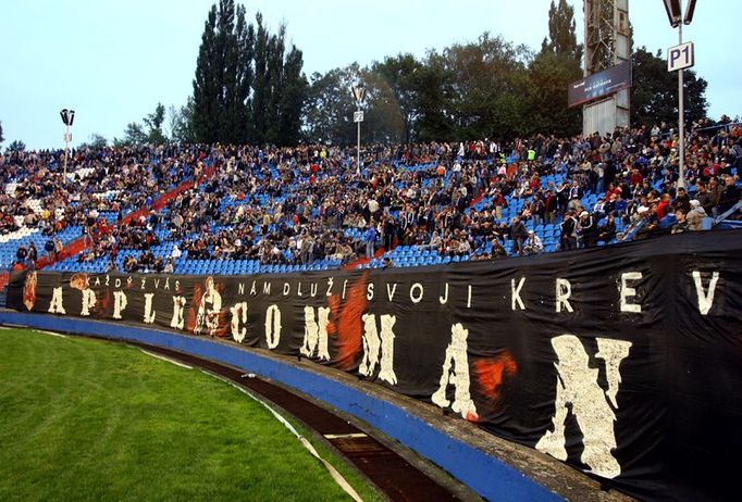 Tribuny stadionu na Bazalech se zaplňují. Zápas nakonec sledovalo dvanáct tisíc diváků.