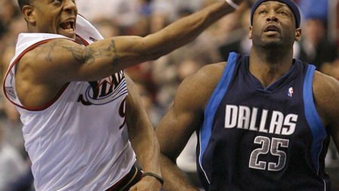 Andre Iguodala z Philadelphie (vlevo) uniká hráči Dallasu Ericku Dampierovi.