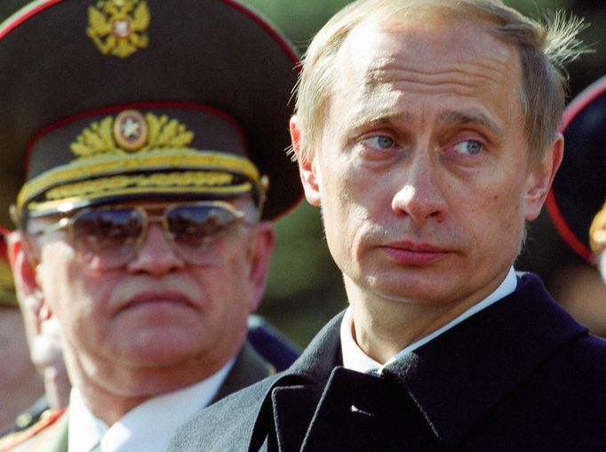 Prezident Ruska Vladimir Putin (na snímku vpravo). Vojenská přehlídka na Rudém náměstí v Moskvě ke Dni vítězství. Rok 2000