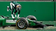 Také Caterham už nemá budoucnost tak úplně ve svých rukou. Poté, co jeho zakladatel - malajský podnikatel Tony Fernandes - prodal stáj záhadnému investičnímu konsorciu, to šlo se zeleným týmem od deseti k pěti.