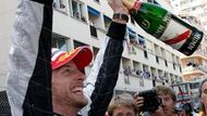 Jenson Button slaví v Monaku další vítězství