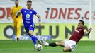 Samuel Dancák z Boleslavi a  David Pavelka ze Sparty v zápase 4. kola FL Mladá Boleslav - Sparta