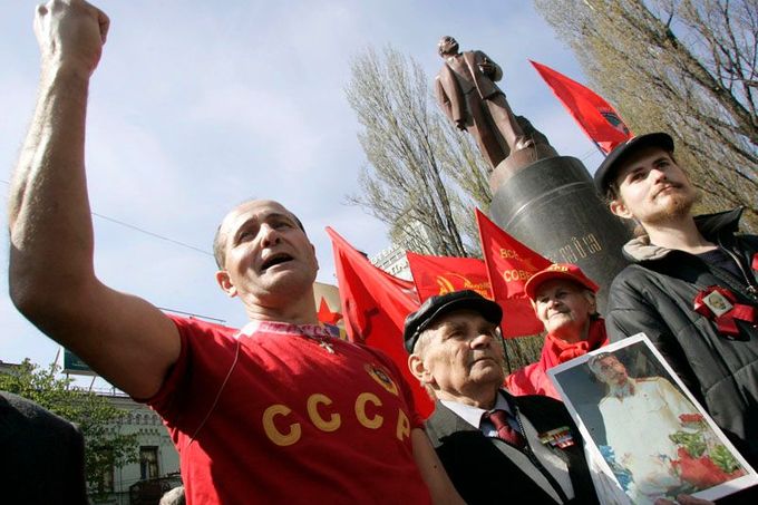 Komunisté slaví Leninovy narozeniny u jeho sochy v centru Kyjeva