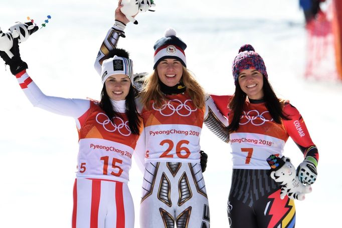 Anna Veithová, Ester Ledecká a Tina Weiratherová na stupních vítězů v super-G na ZOH 2018