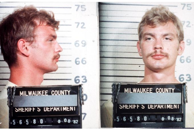 Sériový vrah Jeffrey Dahmer na policejní fotografii (mugshot) pořízené šerifovým oddělením v Milwaukee County dne 8. srpna 1982.