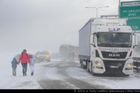 Zákaz kamionů v levém pruhu při špatném počasí. Na D1 už se instalují značky