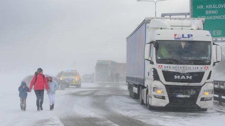 Na D1 se v zimě při špatném počasí zakáže předjíždět kamionům. Už se instalují značky
