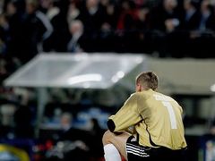 Pokořený gólman Anderlechtu Daniel Zítka po inkasovaném gól od hráčů AC Milán.