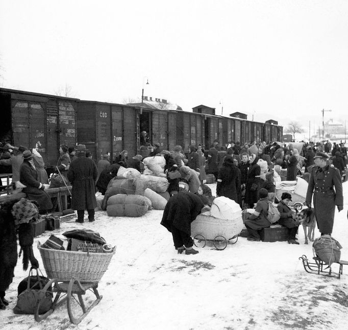 První transport odsunutých Němců z Mariánských Lázní do americké okupační zóny Německa (1200 osob) odjel 25. ledna 1946.