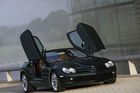 Mercedes-Benz SLR McLaren – Supersport s výklopnými dveřmi se stal vrcholem automobilového inženýrství na přelomu tisíciletí. Auto společně vyvíjel Mercedes s britským odborníkem na závodní vozy McLarenem. Osmiválcové auto snů bylo schopné pokořit stovku za 3,5 sekundy.