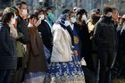 Turisté v jihokorejském Soulu nosí roušky, aby se ochránili před nákazou čínským koronavirem.
