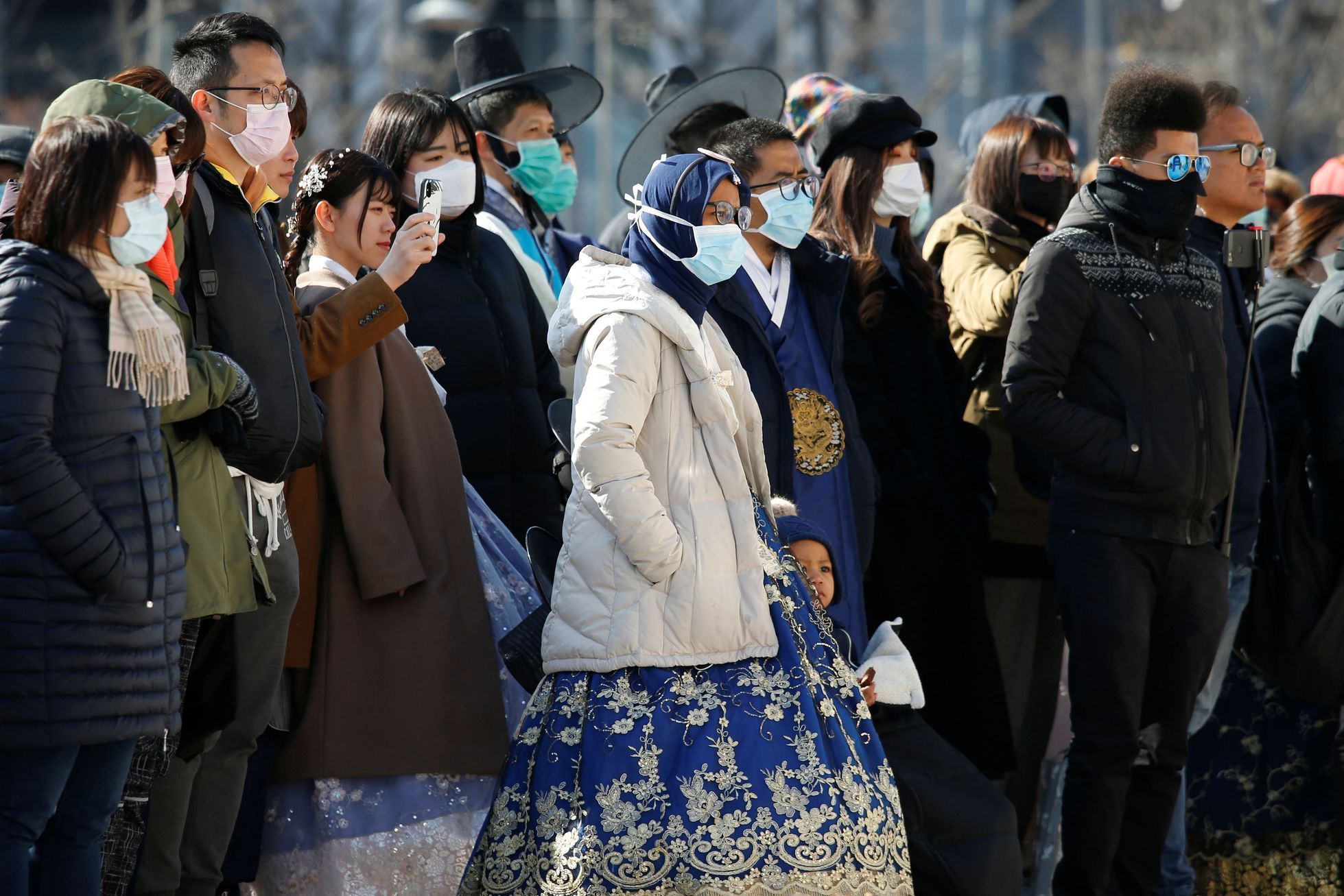 Turisté v jihokorejském Soulu nosí roušky, aby se ochránili před nákazou čínským koronavirem.