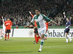 Hugo Almeida z Werderu Brémy se raduje z gólu, který dal Celtě Vigo v odvetném zápase osmifinále Poháru UEFA.