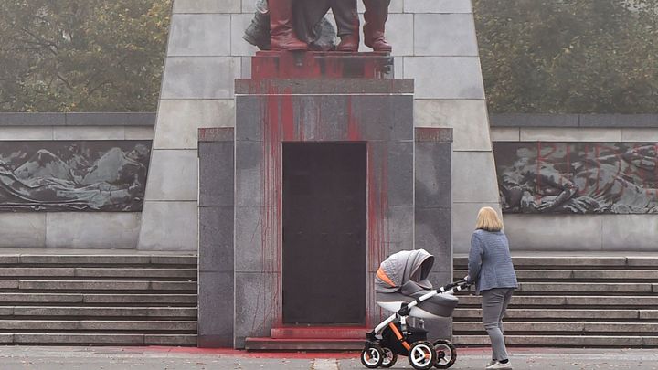 V Ostravě někdo polil červenou barvou Památník Rudé armády. Zbabělci, říká primátor