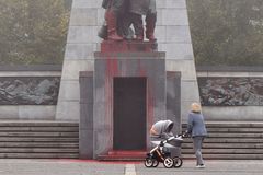 V Ostravě začali čistit Památník Rudé armády od červené barvy