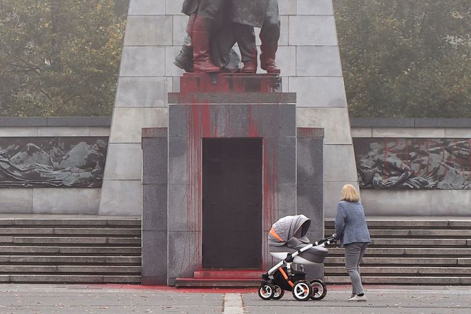 Památník Rudé armády v Komenských sadech v Ostravě