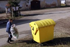 Poslanec Husák chystá prudké zdražení poplatků za odpad
