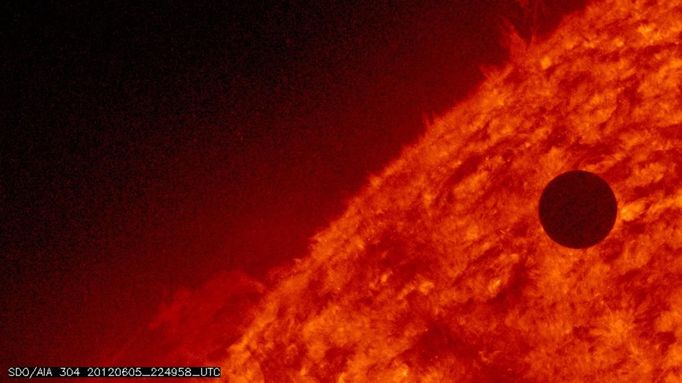 Handout image courtesy of NASA shows the planet Venus at the start of its transit of the Sun, June 5, 2012. One of the rarest astronomical events occurs on Tuesday and Wednesday when Venus passes directly between the sun and Earth, a transit that won't occur again until 2117. REUTERS/NASA/AIA/Solar Dynamics Observatory/Handout (UNITED STATES - Tags: ENVIRONMENT SCIENCE TECHNOLOGY) FOR EDITORIAL USE ONLY. NOT FOR SALE FOR MARKETING OR ADVERTISING CAMPAIGNS. THIS IMAGE HAS BEEN SUPPLIED BY A THIRD PARTY. IT IS DISTRIBUTED, EXACTLY AS RECEIVED BY REUTERS, AS A SERVICE TO CLIENTS Published: Čer. 5, 2012, 11:18 odp.