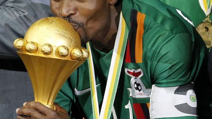 Kapitán Zambie Christopher Katongo se raduje s trofejí pro vítěze Poháru afrických národů