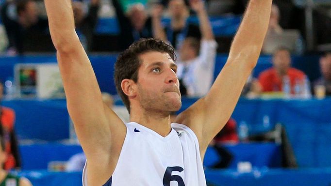 Francouzský basketbalista Antoine Diot ve finále mistrovství Evropy proti Litvě