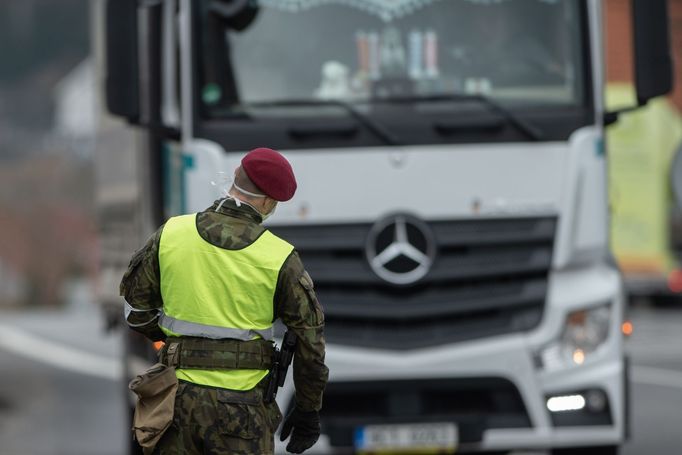 Vojáci pomáhají policistům při kontrolách na hraničních přechodech v Jihočeském kraji. Snímek z hraničního přechodu v Dolním Dvořišti.