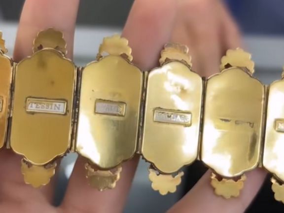 Na zadní straně jednotlivých dílků jsou vygravírované názvy švýcarských kantonů.