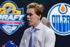 Hvězda draftu NHL McDavid se upsal Edmontonu