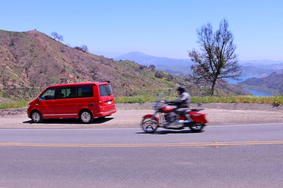 Silnice ve středu Kalifornie jsou nádherné. Není divu, že tu potkáte i dost motorkářů.
