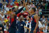 Dva spoluhráči James a Westbrook, kteří jsou ovšem v NBA velikými soupeři si v národním týmu rozumějí.