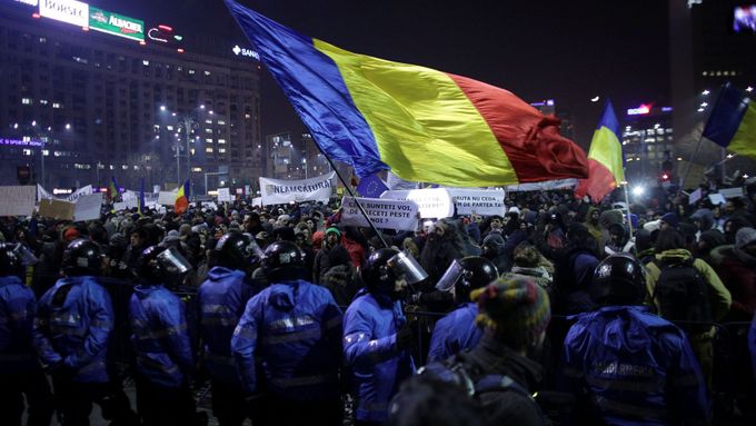 V rumunské metropoli Bukurešť protestují desetitisíce lidí proti kroku levicové vlády, která se rozhodla omilostnit stovky vězňů.